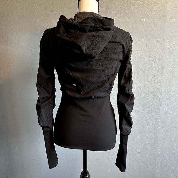 LULULEMON HOODED BLACK JACKET. SIZE 6. - Picture 4 of 9